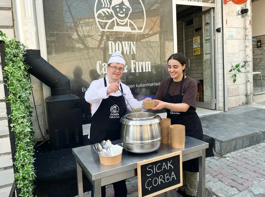 Beşiktaş Down Cafe önünde gençlerin çorba servisine katıldığı gerçek bir dağıtım anı